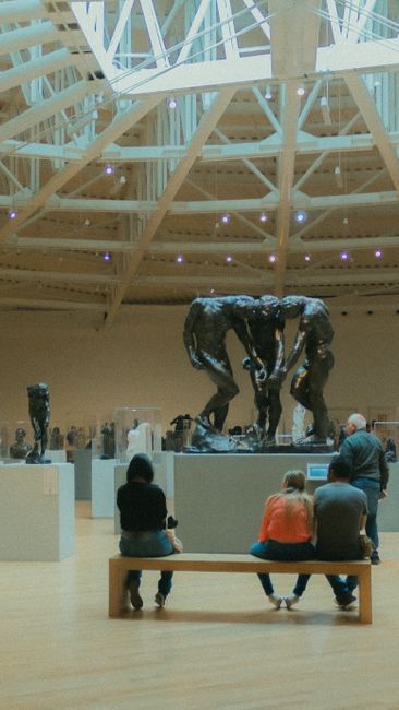 Grande scultura in mostra con visitatori