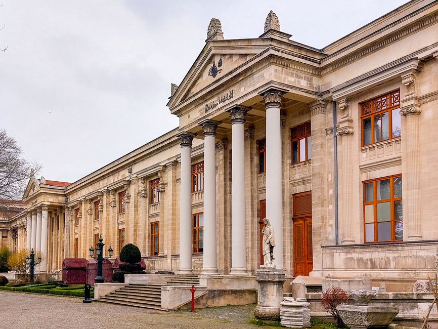Facciata neoclassica del museo con cortile