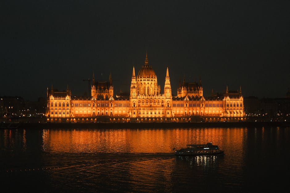 Nächtliche Donaufahrt mit Blick auf das beleuchtete Parlament