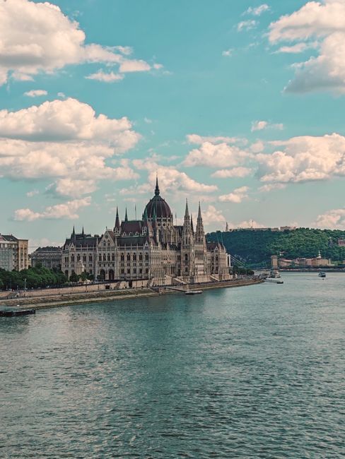 Hungarian Parliament building and Kossuth Lajos tér riverside view
