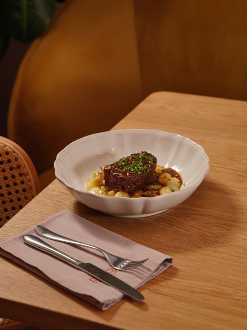 Pest-Buda Bistro, gemütliches Interieur mit traditionellem Gericht