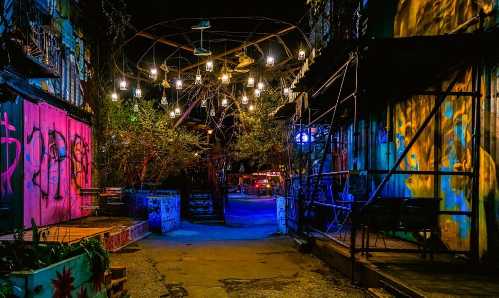 Szimpla Kert Innenhof mit bunter Beleuchtung