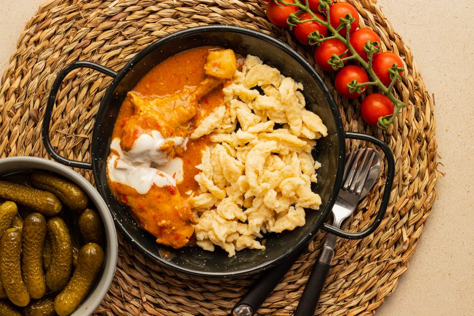 Traditionelles ungarisches Gulasch serviert