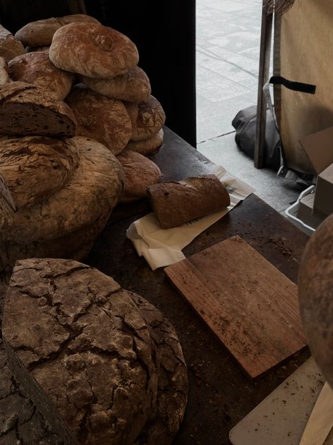 Pane fresco esposto al banco della panetteria artigianale