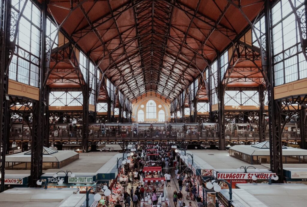 Interno della Grande Sala del Mercato Centrale di Budapest con bancarelle affollate