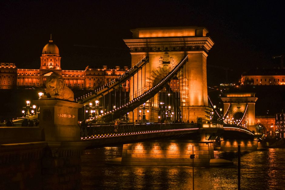 Kettingsbrug 's nachts verlicht