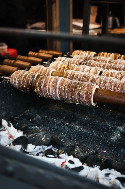 Preparazione del kürtőskalács nella corte di Gozsdu