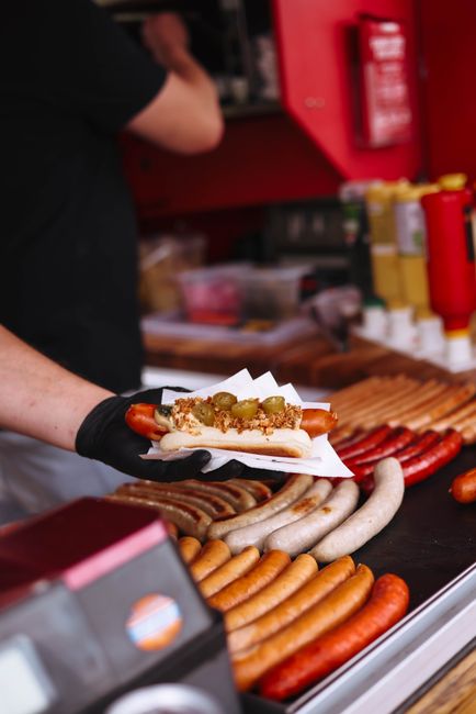 Verse paprika en Hongaarse worsten op een marktkraam