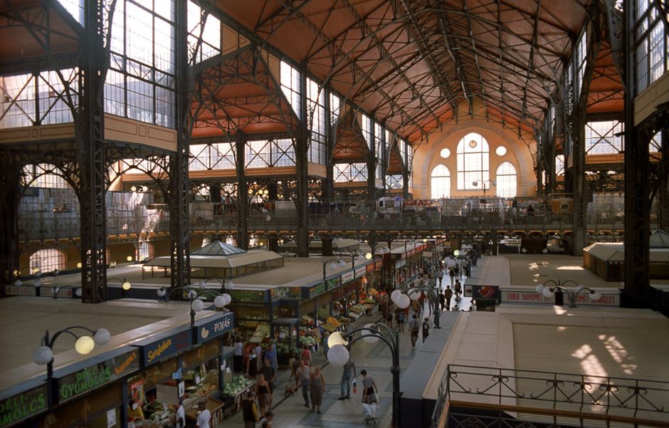 Interieur van de Grote Markthal met kraampjes en producten