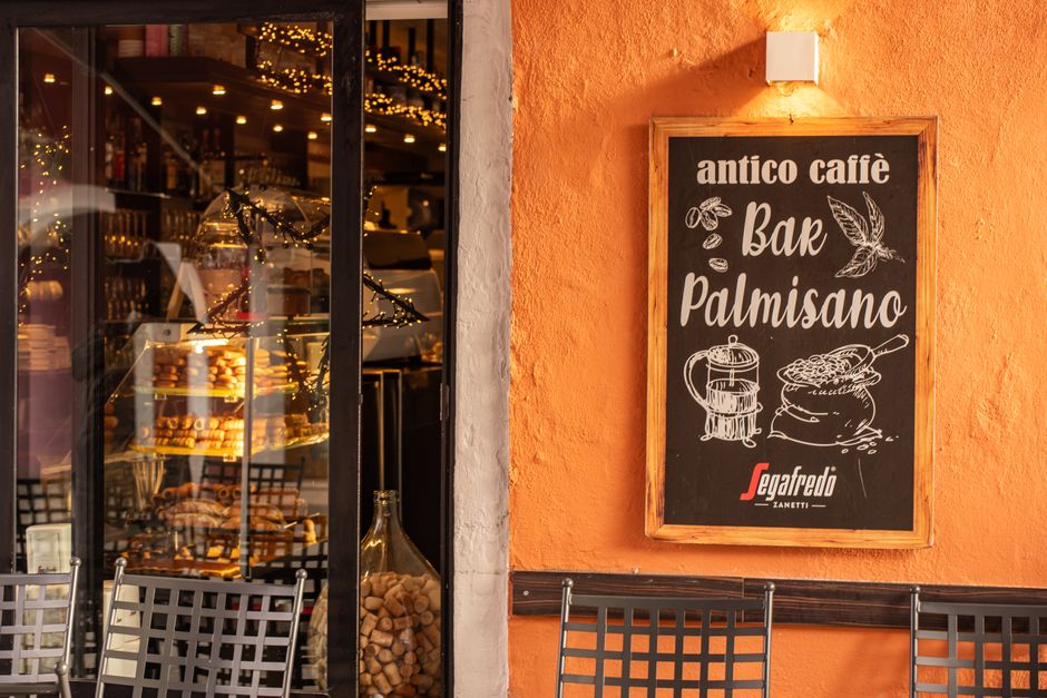 Interieur van een historisch café met koffie en gebak