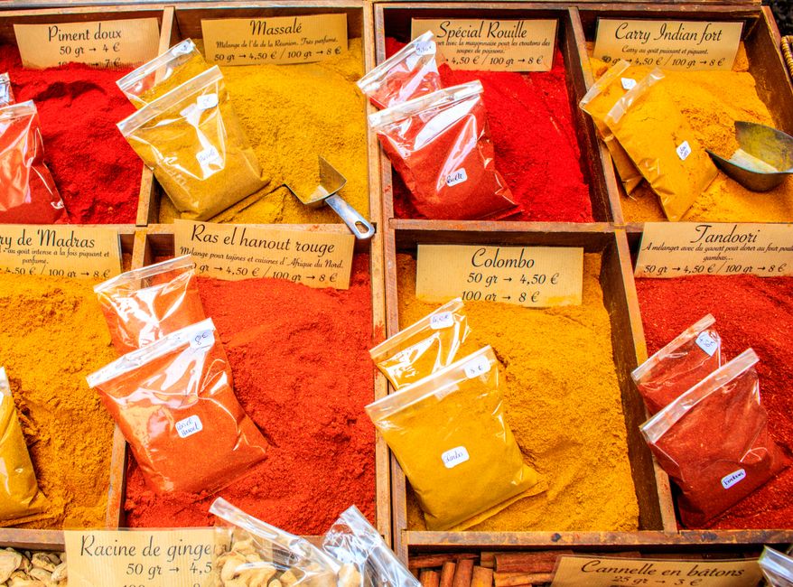 Buste di paprika e spezie esposte alla Paprika House