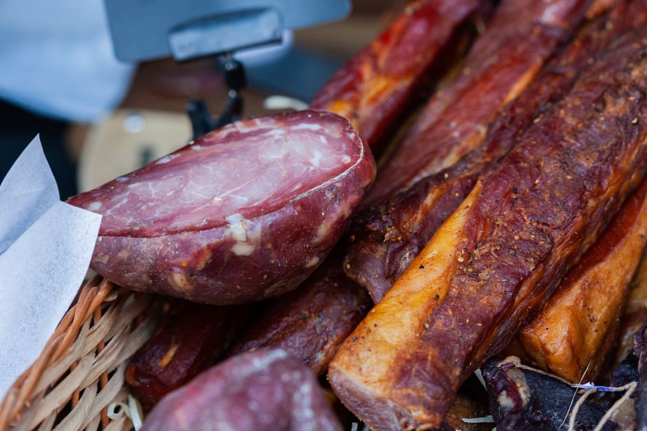Banco del salame Pick con fette in esposizione