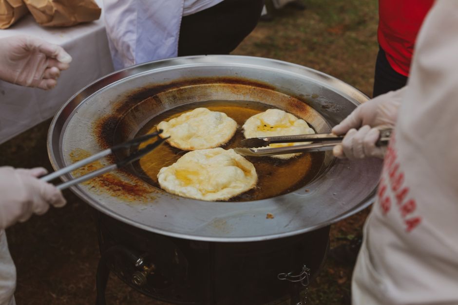 Venditore del Retro Lángos prepara la pasta fritta ungherese