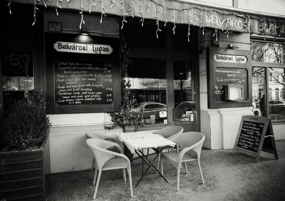Straatcaféterras met mensen in Boedapest