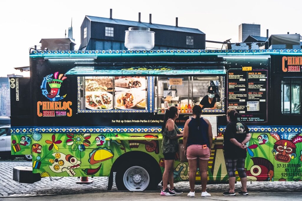 Lángos fritto servito come street food