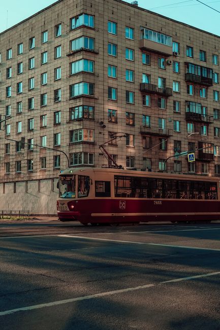 Straattram passeert moderne flatgebouwen