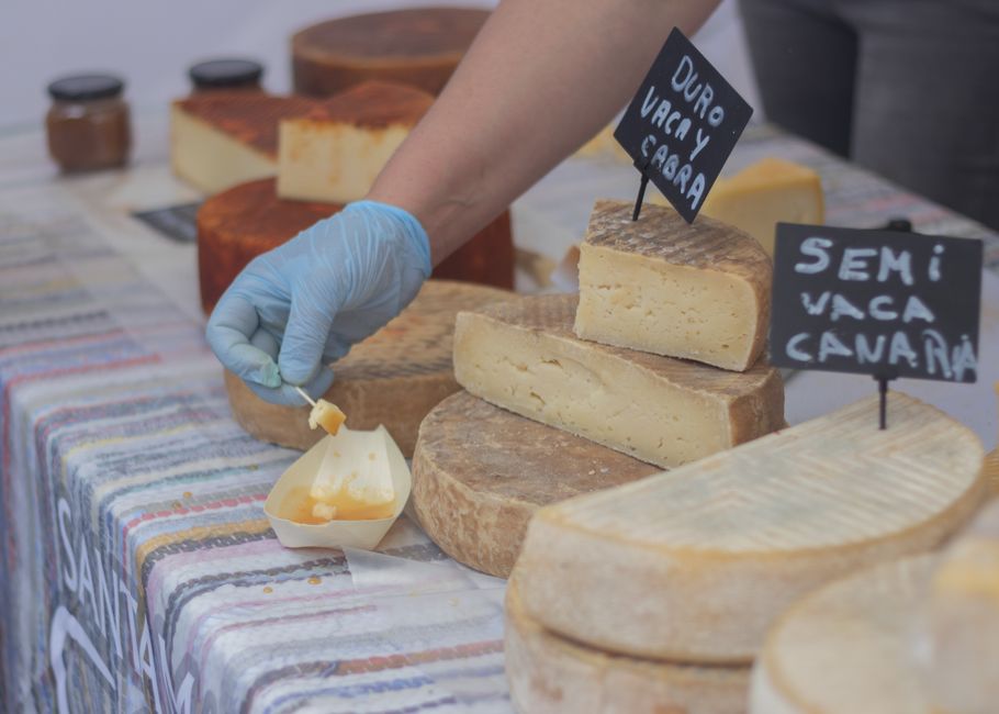 Produttore di formaggi al Szimpla Farmers' Market con campioni per degustazione
