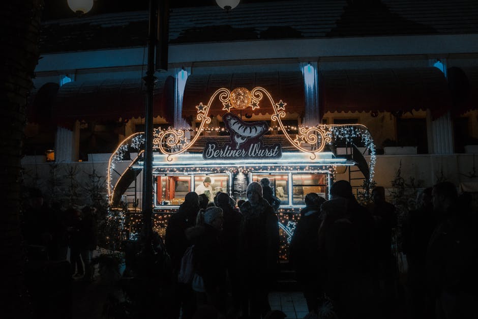 Nocny market street food w Berlinie, kolorowe światła i tłumy