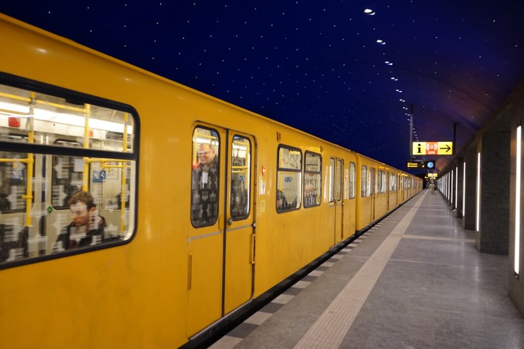 Stacja U-Bahn w Berlinie, bilet komunikacji publicznej na podłodze peronu