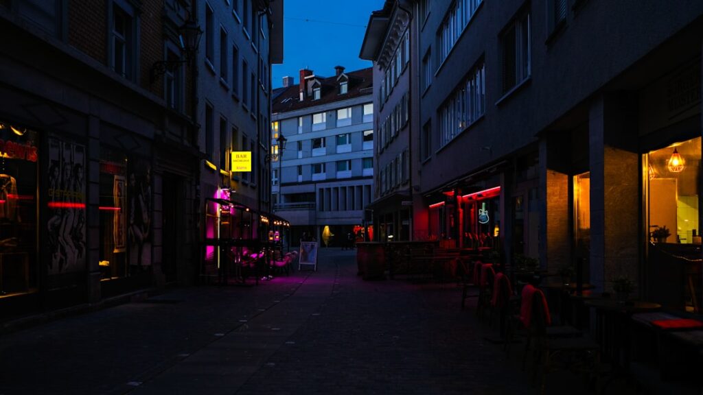 Neon straatbeeld en cafés in Friedrichshain