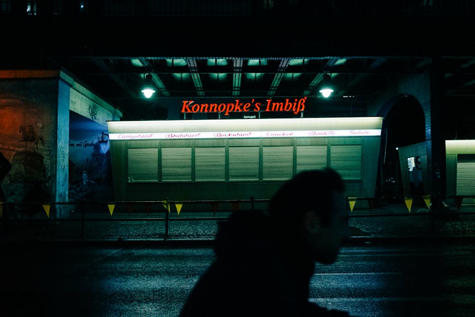 Historyczne stoisko Konnopke's Imbiss pod torami, wnętrze retro