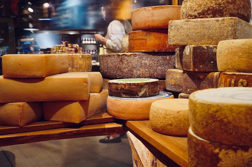 Wnętrze Markthalle Neun ze stoiskami z serami i chlebami rzemieślniczymi