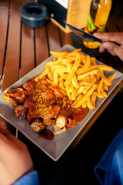 Sprzedawca street food serwujący currywurst z sosem podanym na boku, Mehringdamm