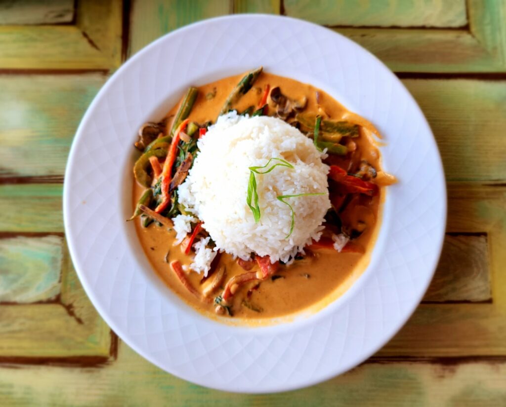 Vegan Aziatische curry bowl bij Cha Chai Vegan