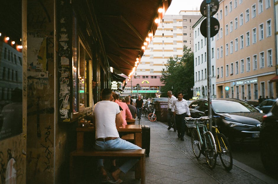 Außencafés in einem Berliner Viertel bei Sonnenschein