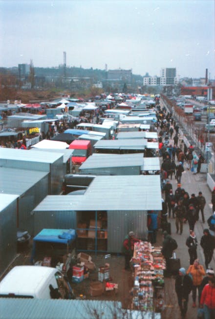 Folla al mercato delle pulci di Mauerpark a Berlino la domenica