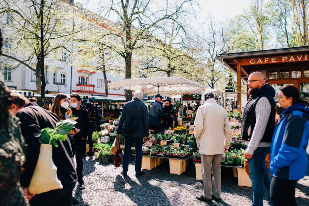 bunte Streetfood‑Stände auf einem Berliner Markt