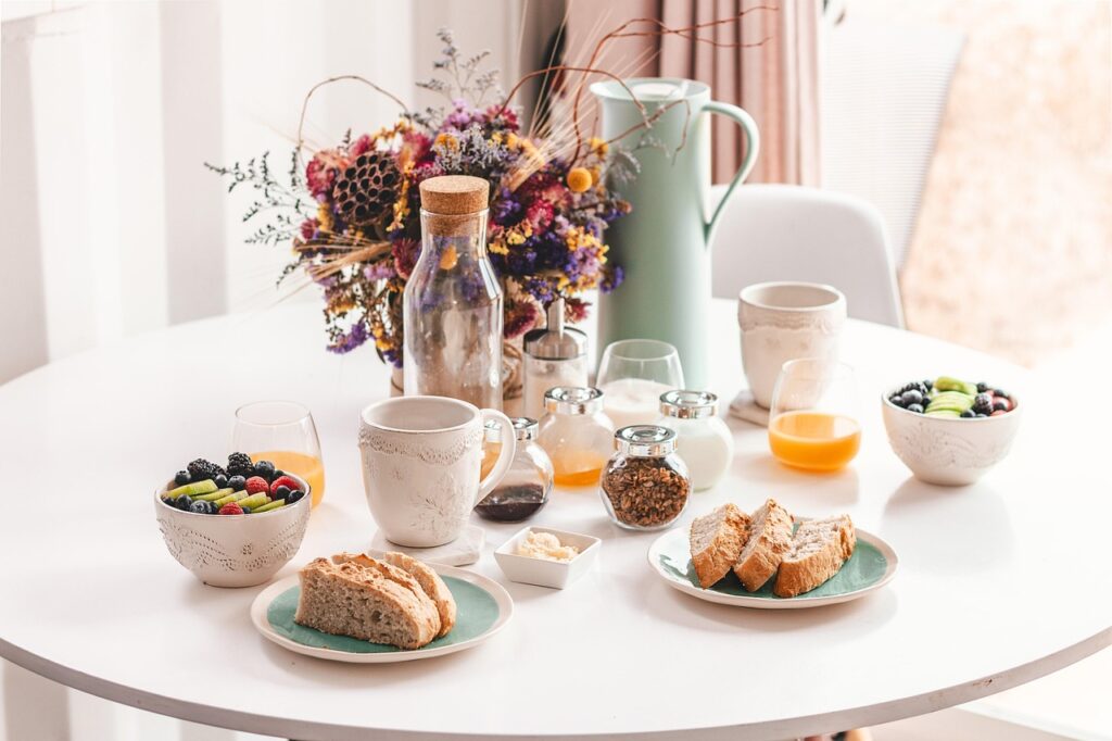 Brunch‑Tisch bei Café Anna Blume mit Blumenarrangements