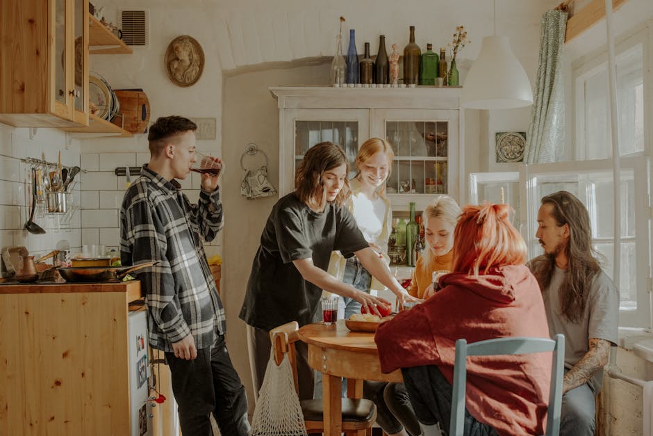 Sala da pranzo condivisa in una WG a Berlino durante una cena comune