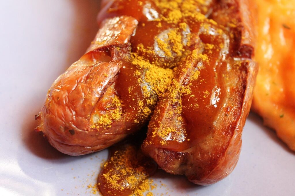 Stoisko z currywurst nocą
