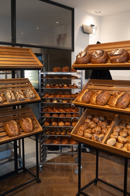 Innenraum einer glutenfreien Bäckerei mit Brotdisplay