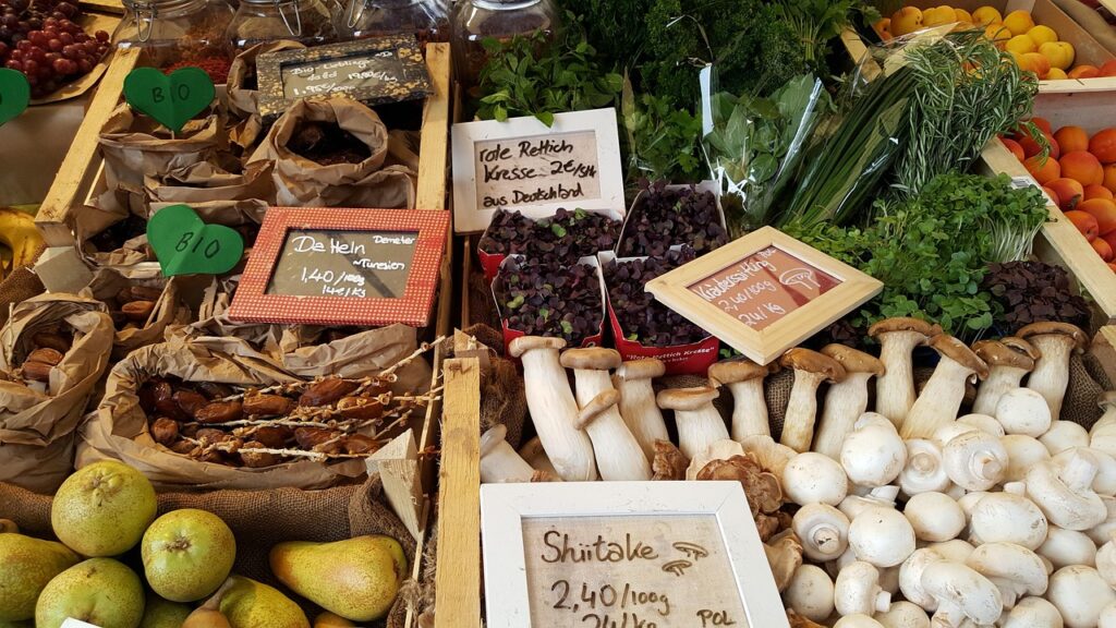 Kollwitzplatz organic market stalls with shoppers