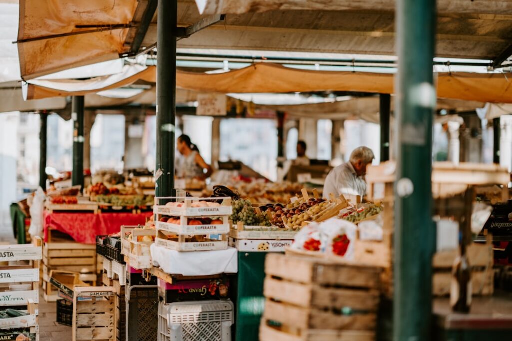 Zbliżenie na stoiska w Markthalle Neun