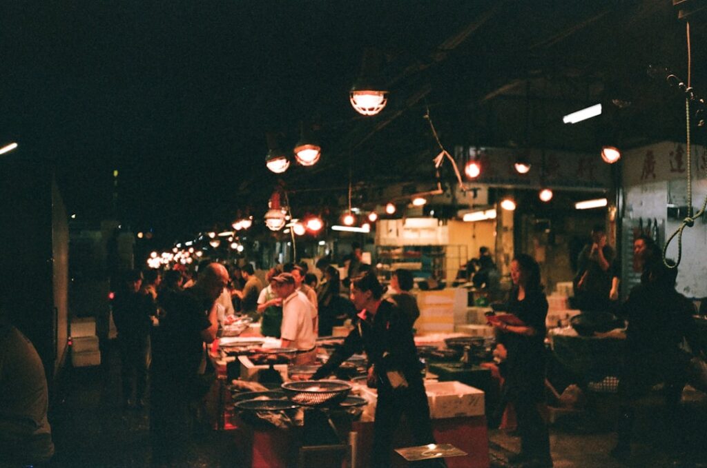 Tłum i stoiska podczas Street Food Thursday w Markthalle Neun