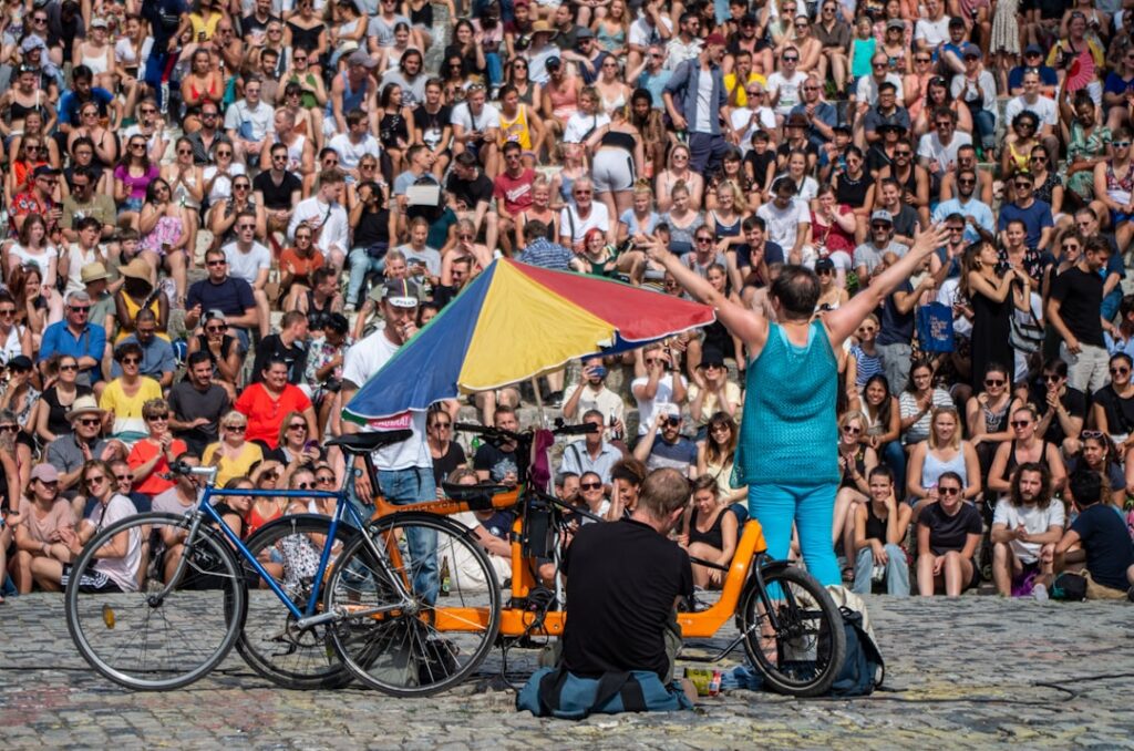 Pchli targ w Mauerpark z tłumem i muzyką uliczną