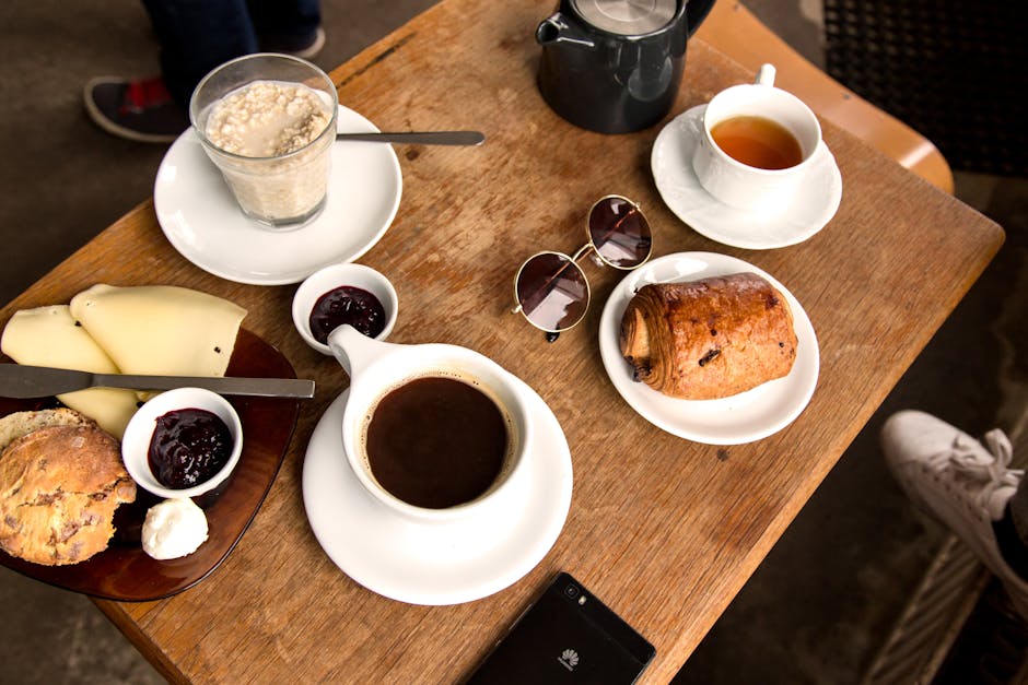 Brunch‑Tisch in einem Neuköllner Café