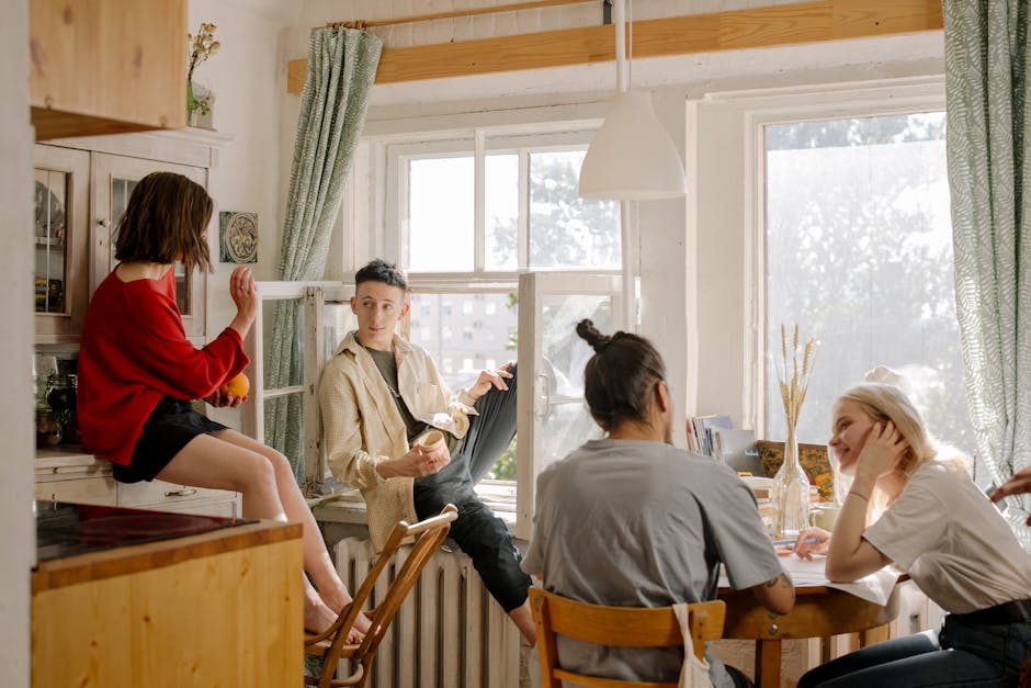 Cucina condivisa in una WG di Berlino, coinquilini che cucinano e conversano