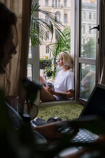 Coinquilini che bevono caffè sul balcone di una WG a Berlino