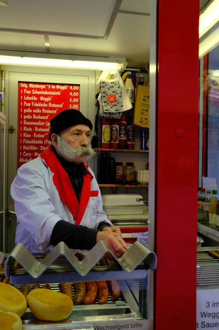 Konnopke's Verkäufer bei der Arbeit
