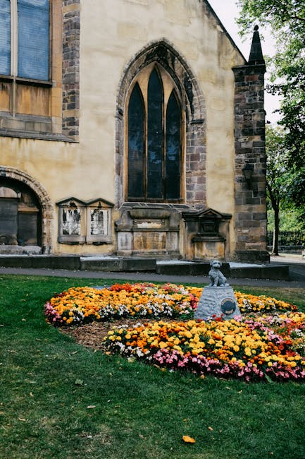 Außenansicht der Canongate Kirk mit angrenzendem Kirchhof