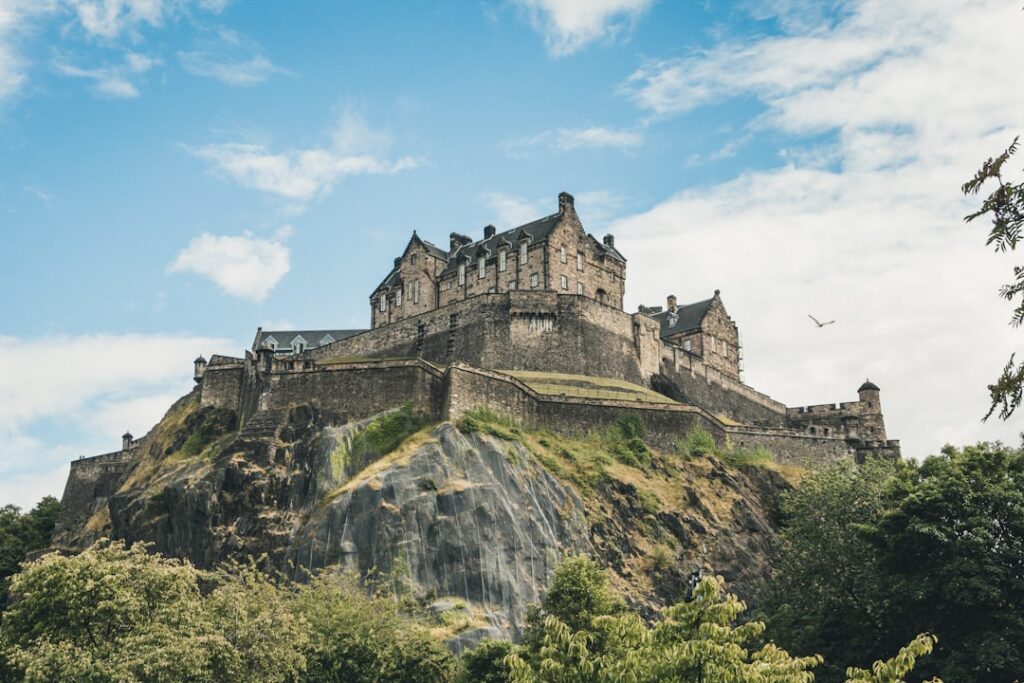 Blick auf Edinburgh Castle vom Royal Mile bei Tageslicht