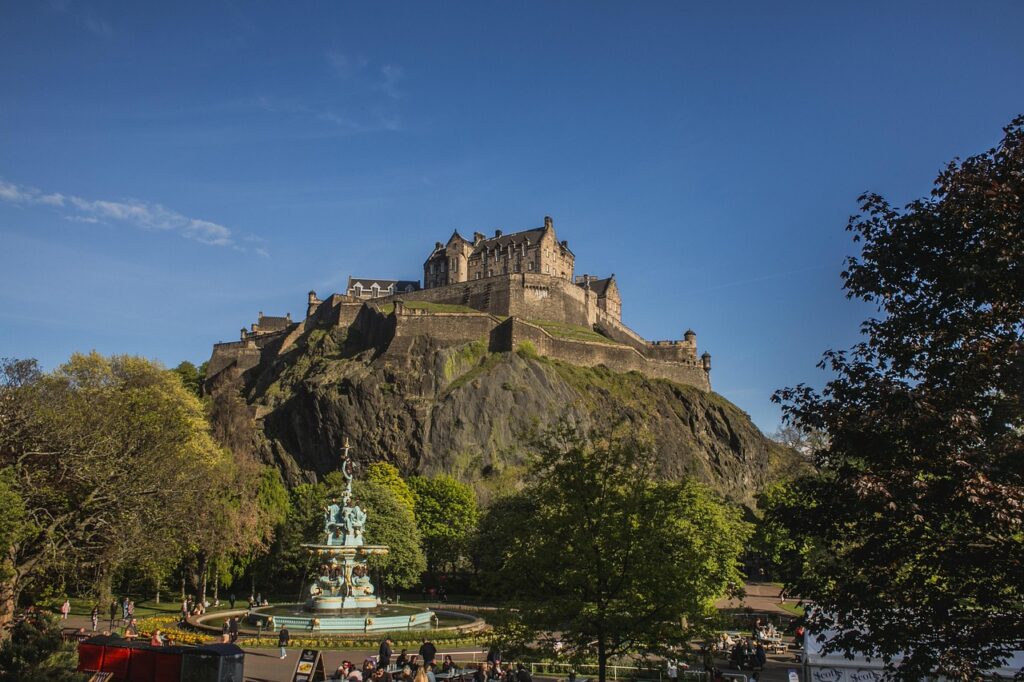 Edinburgh Castle bei nächtlicher Beleuchtung von der Princes Street