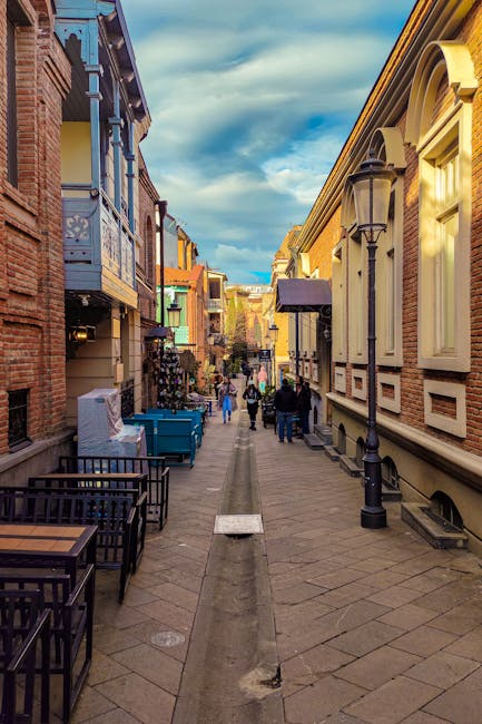 georgianische straße mit außenbestuhlung und cafétischen