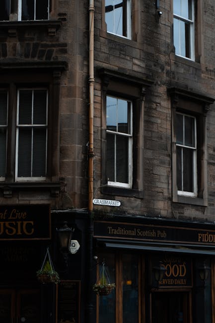 historic grassmarket quadrat mit touristen und außenbestuhlung