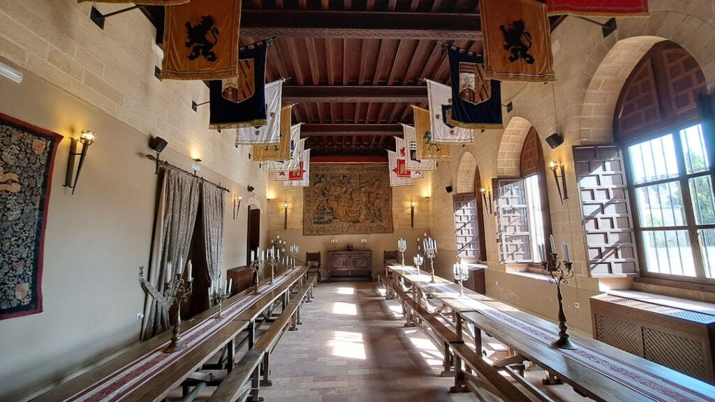 Innenansicht der Great Hall mit hölzerner Decke