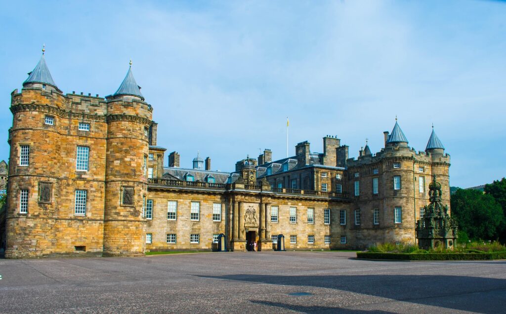Fassade des Palace of Holyroodhouse mit wehender Flagge